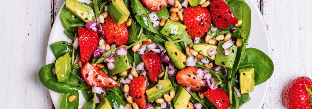 La chía se ha convertido en uno de los superalimentos más populares en la actualidad gracias a su alto contenido en fibra, proteínas, ácidos grasos omega-3 y antioxidantes. Su versatilidad la hace ideal para añadir a diferentes recetas, mejorando tanto su valor nutricional como su textura. A continuación, te mostramos varias maneras de incorporar la chía en tu alimentación diaria.
1. Pudín de Chía
Uno de los usos más comunes de la chía es el pudín. Para prepararlo, mezcla 3 cucharadas de chía con una taza de leche (puede ser vegetal) y endulzante al gusto. Deja reposar en el refrigerador durante al menos 4 horas o toda la noche. Puedes añadir frutas, frutos secos y especias para potenciar su sabor.
2. Batidos Energéticos
Agregar una cucharada de chía a tus batidos o smoothies aporta una textura más espesa y una dosis extra de fibra. Mézclala con frutas, yogur y leche para obtener una bebida nutritiva y saciante.
3. Sustituto del Huevo en Repostería
La chía puede usarse como sustituto del huevo en recetas veganas. Solo debes mezclar 1 cucharada de chía con 3 cucharadas de agua y dejar reposar durante 10 minutos hasta obtener una textura gelatinosa. Esta mezcla puede reemplazar un huevo en la mayoría de recetas de panadería.
4. Aderezo para Ensaladas
Espolvorear semillas de chía sobre ensaladas les añade un toque crujiente y un extra de nutrientes. También puedes mezclarlas con aceite de oliva y limón para hacer un aderezo saludable.
5. Panes y Galletas Caseras
Incorpora chía en la masa de panes y galletas para aumentar su contenido en fibra y mejorar la textura. Funciona bien en recetas integrales y sin gluten.
Incluir chía en la dieta es sencillo y ofrece múltiples beneficios para la salud. Experimenta con estas opciones y descubre nuevas formas de aprovechar este superalimento en tu cocina diaria.