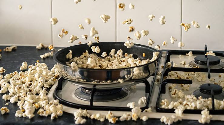 La física de las palomitas de maíz: la microexplosión de vapor que crea el aperitivo